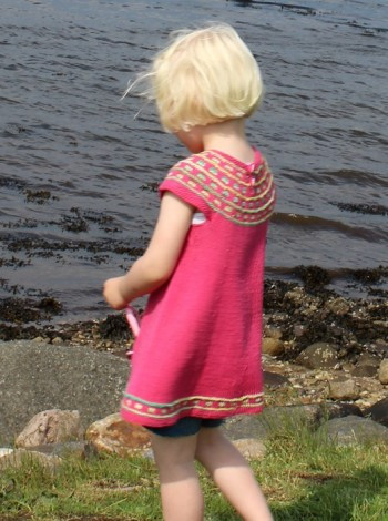 Lillepigens farvelade-kjole